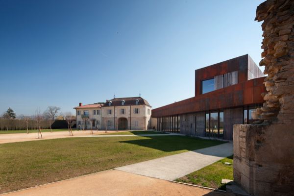 Espace de restauration contemporain et bâtiment existant