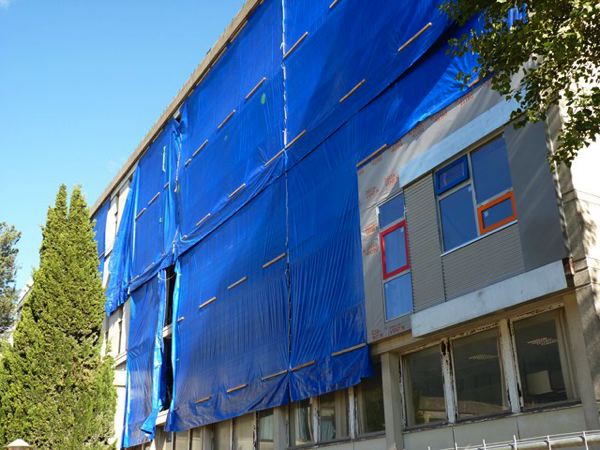 Réhabilitation thermique par ITE en ossature bois préfabriquée : visite de chantier à Rennes