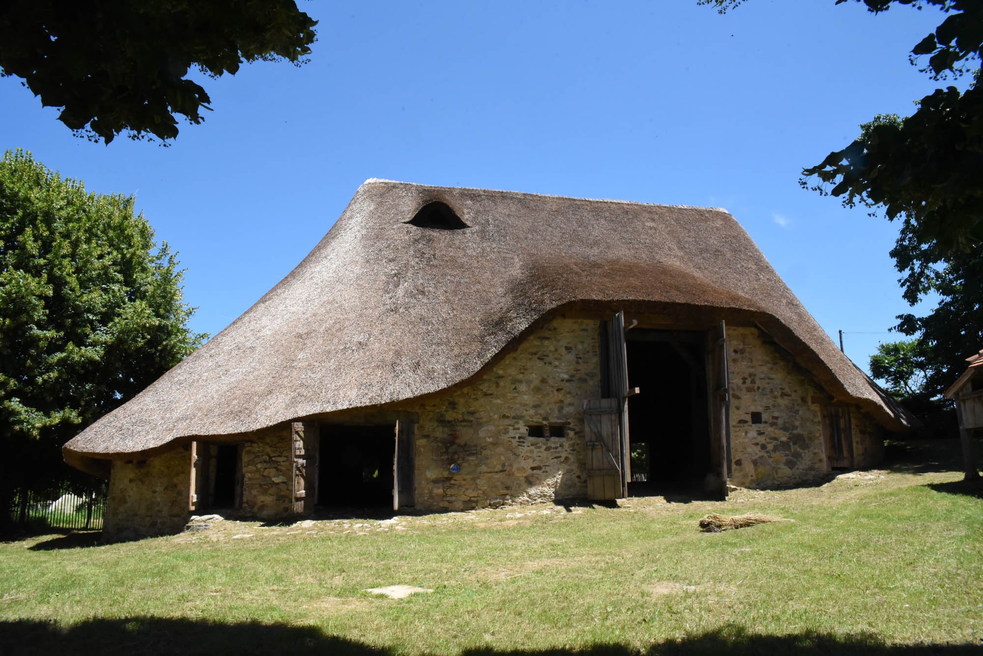 Une rare grange ovalaire retrouve son cachet d’antan