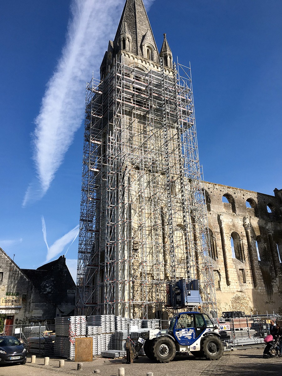 72 tonnes d’échafaudage pour le clocher de l’église abbatiale de Beaulieu-lès-Loches