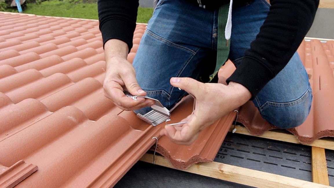 INNOFIX : nouveaux crochets de fixation des tuiles béton à emboîtement