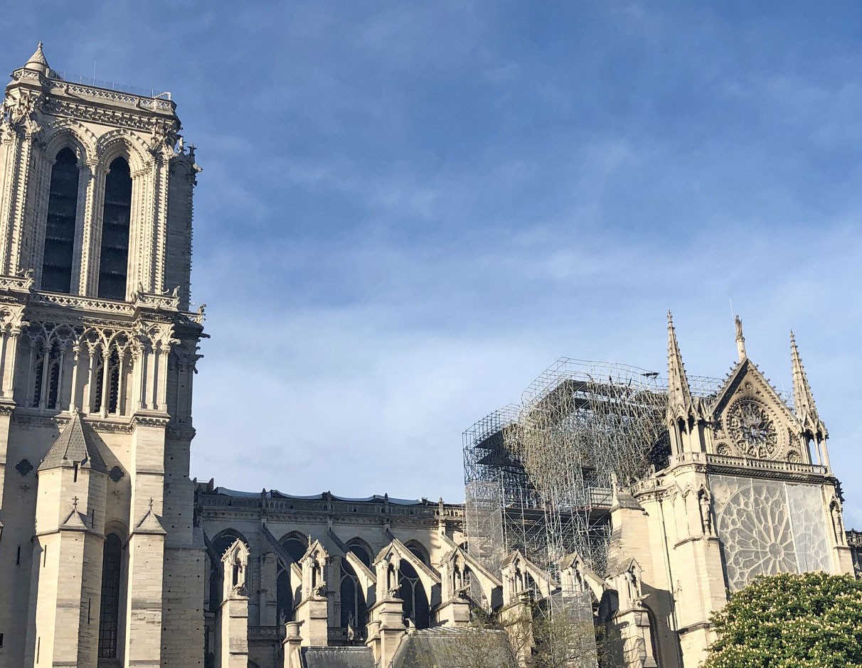 Les voûtes de Notre-Dame de Paris provisoirement abritées