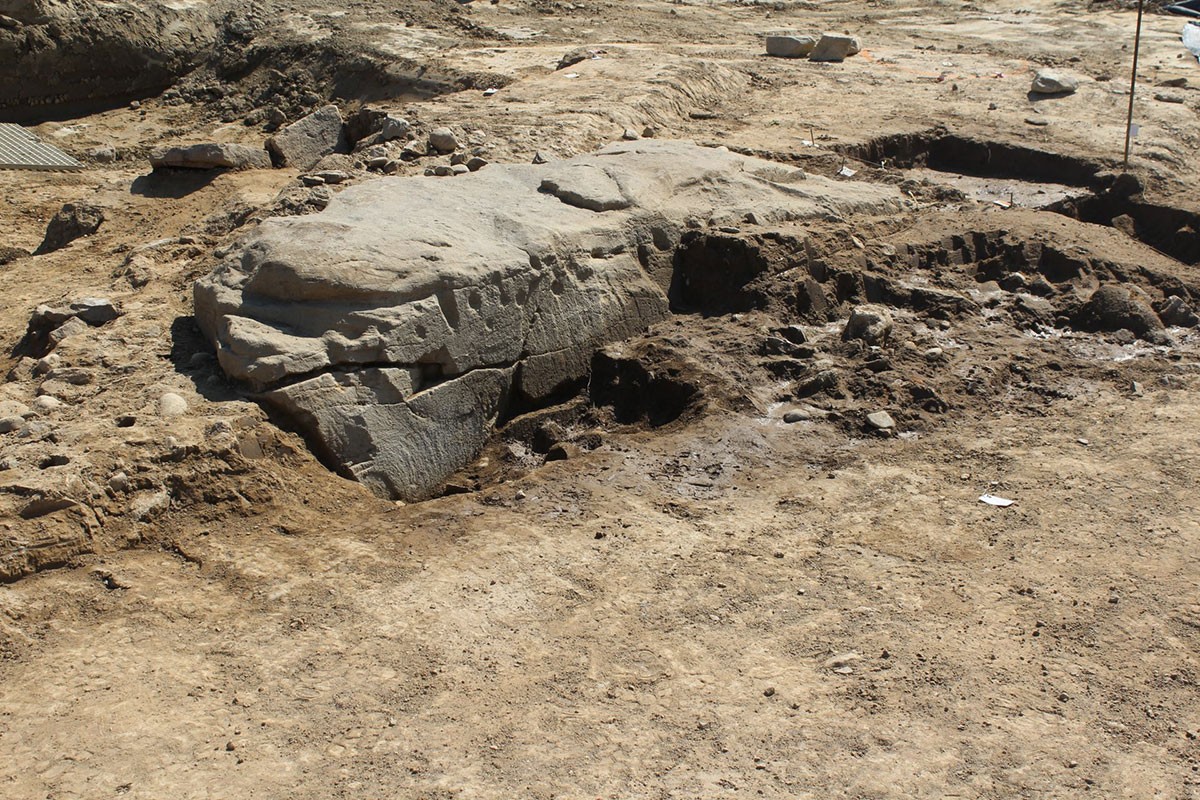 Découverte d’une dalle de pierre sculptée avant l’aménagement d’un lotissement